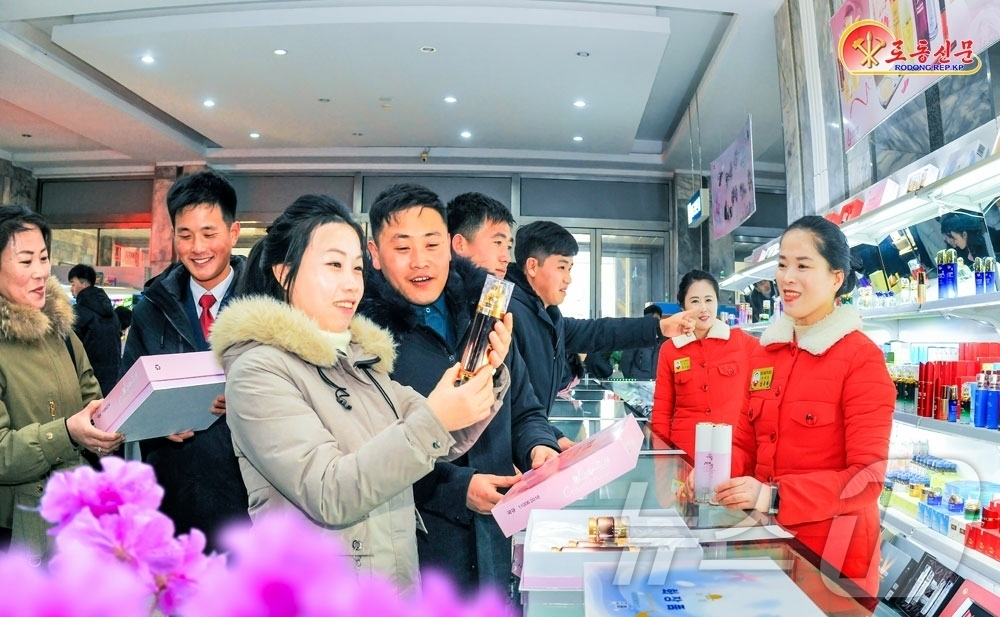 (평양 노동신문=뉴스1) = 북한 노동당 기관지 노동신문은 31일 "새해를 맞으며 전국 각지의 문화정서 생활기지들에서 특색있는 양력 설명절 봉사를 진행하게 된다"고 선전했다. 사진 …