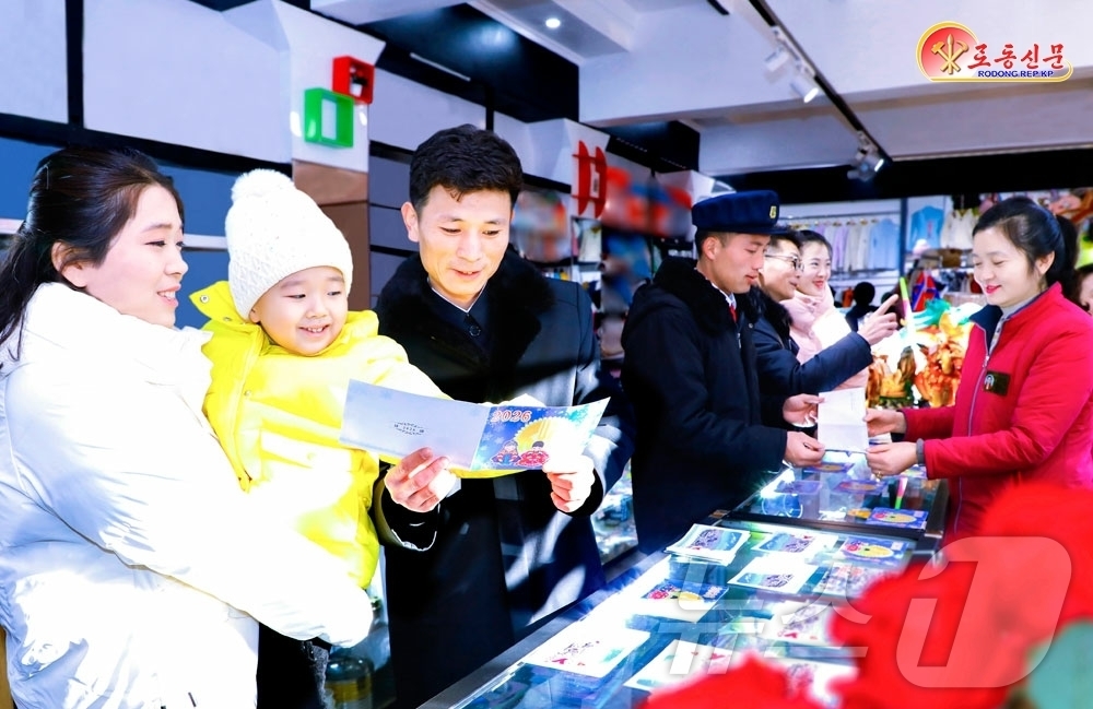 (평양 노동신문=뉴스1) = 북한 노동당 기관지 노동신문은 31일 "새해를 맞으며 전국 각지의 문화 정서 생활기지들에서 특색있는 양력 설명절 봉사를 진행하게 된다"고 선전했다. 사 …