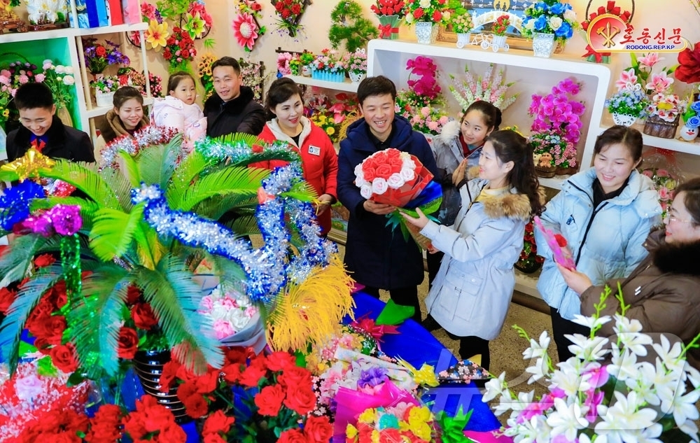 (평양 노동신문=뉴스1) = 북한 노동당 기관지 노동신문은 31일 새해를 앞두고 사람들이 꽃매대를 즐겨찾고 있다고 선전했다. [국내에서만 사용가능. 재배포 금지. DB 금지. Fo …