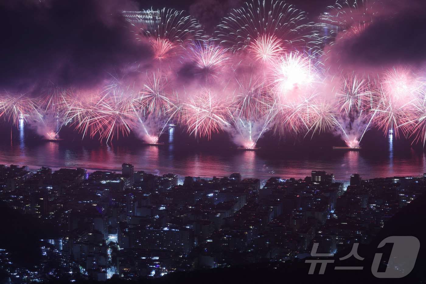 (리우데자네이루 로이터=뉴스1) 이창규 기자 = 2025년 1월 1일 브라질 리우데자네이루 코파카바나 해변에서 열린 새해맞이 행사에서 불꽃놀이가 밤하늘을 화려하게 수놓고 있다. 2 …