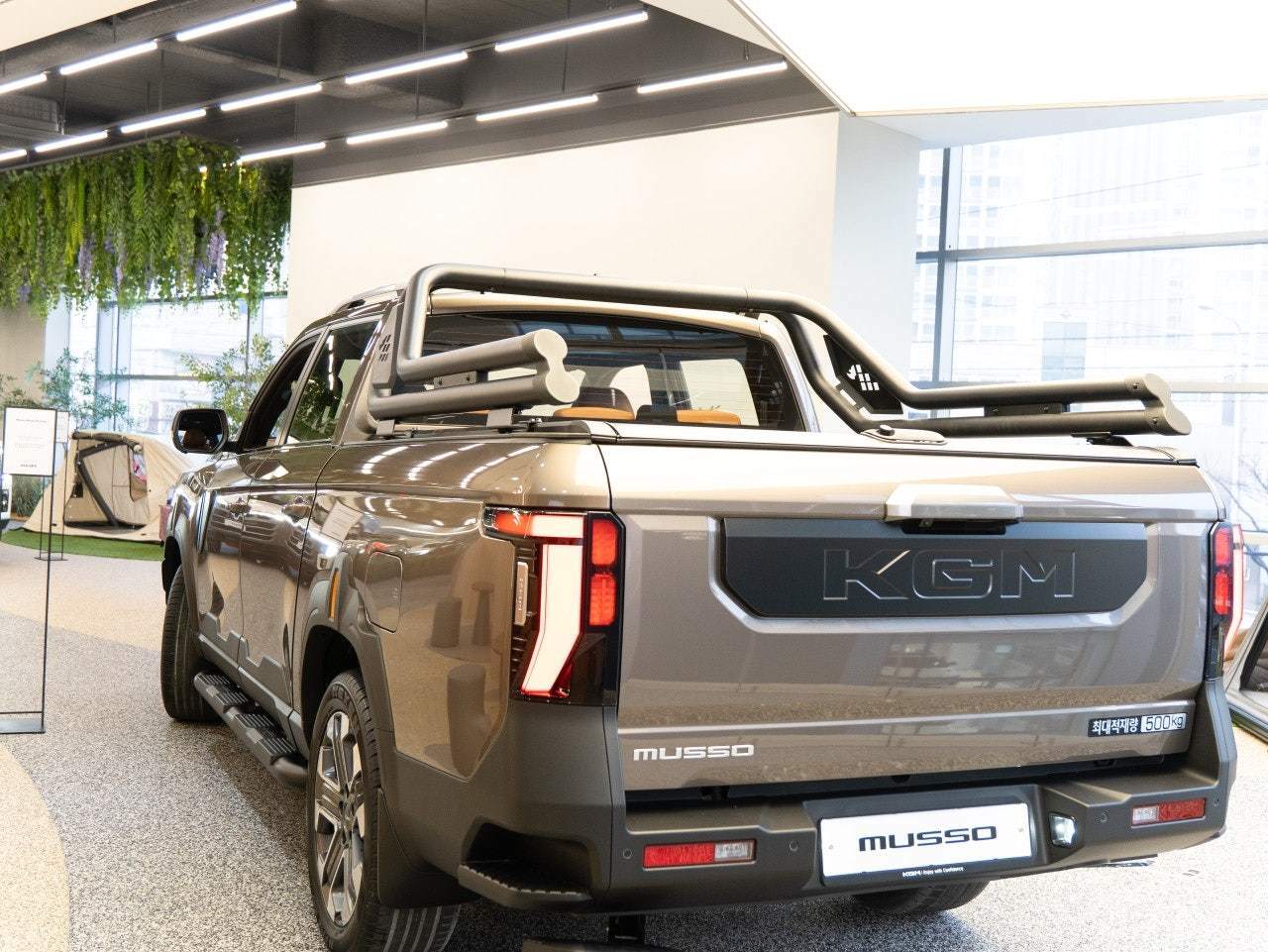 본문 이미지 - 30일 경기 고양의 KG모빌리티(KGM) 익스피리언스센터 일산에서 공개된 KGM 5세대 준대형 픽업 '무쏘'(MUSSO) 일반형의 모습(KGM 제공). 2025.12.30.