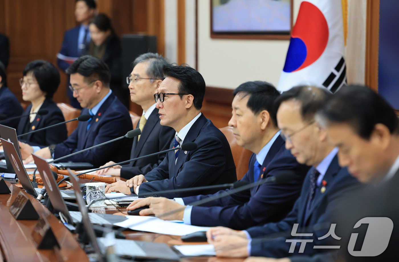 (서울=뉴스1) 임세영 기자 = 김민석 국무총리가 31일 서울 종로구 정부서울청사에서 열린 임시 국무회의에서 모두발언을 하고 있다. 2025.12.31/뉴스1