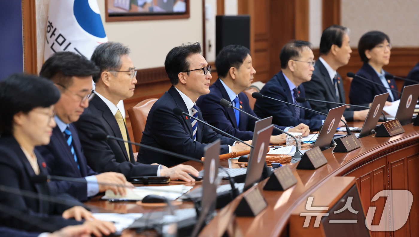 (서울=뉴스1) 임세영 기자 = 김민석 국무총리가 31일 서울 종로구 정부서울청사에서 열린 임시 국무회의에서 모두발언을 하고 있다. 2025.12.31/뉴스1