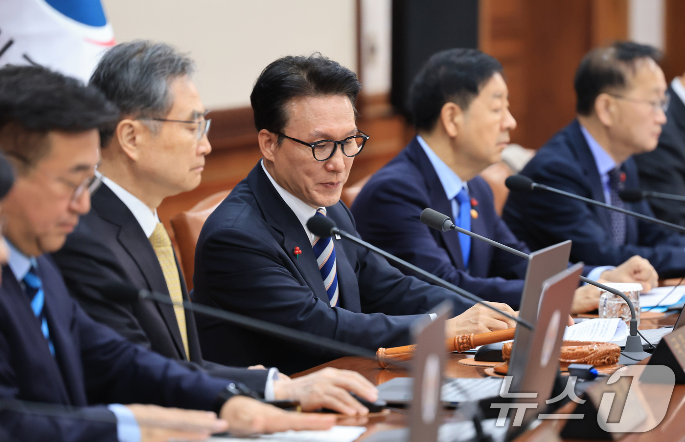 (서울=뉴스1) 임세영 기자 = 김민석 국무총리가 31일 서울 종로구 정부서울청사에서 열린 임시 국무회의에서 모두발언을 하고 있다. 2025.12.31/뉴스1