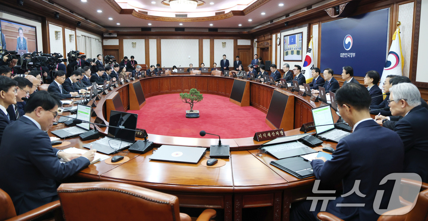 (서울=뉴스1) 임세영 기자 = 김민석 국무총리가 31일 서울 종로구 정부서울청사에서 열린 임시 국무회의에서 모두발언을 하고 있다. 2025.12.31/뉴스1