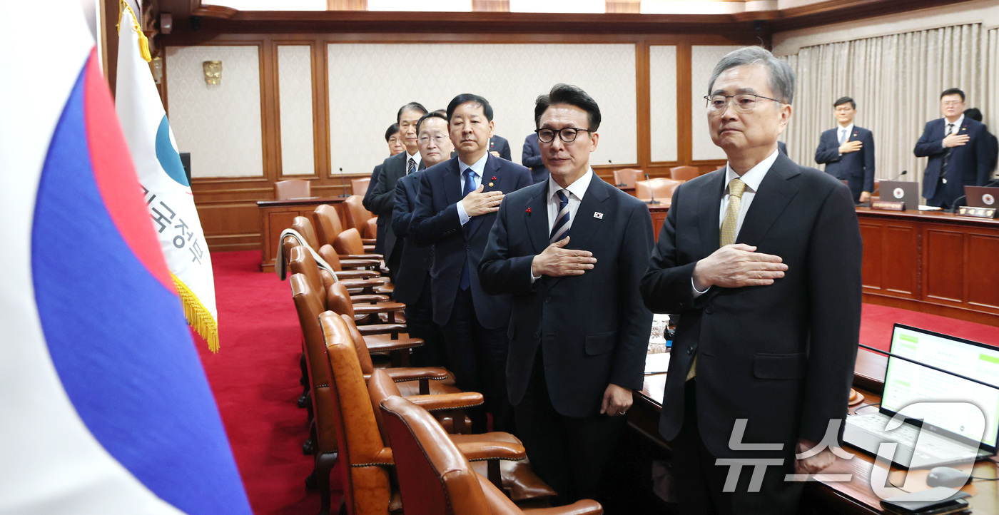 (서울=뉴스1) 임세영 기자 = 김민석 국무총리 및 국무위원들이 31일 서울 종로구 정부서울청사에서 열린 임시 국무회의에서 국민의례를 하고 있다. 2025.12.31/뉴스1