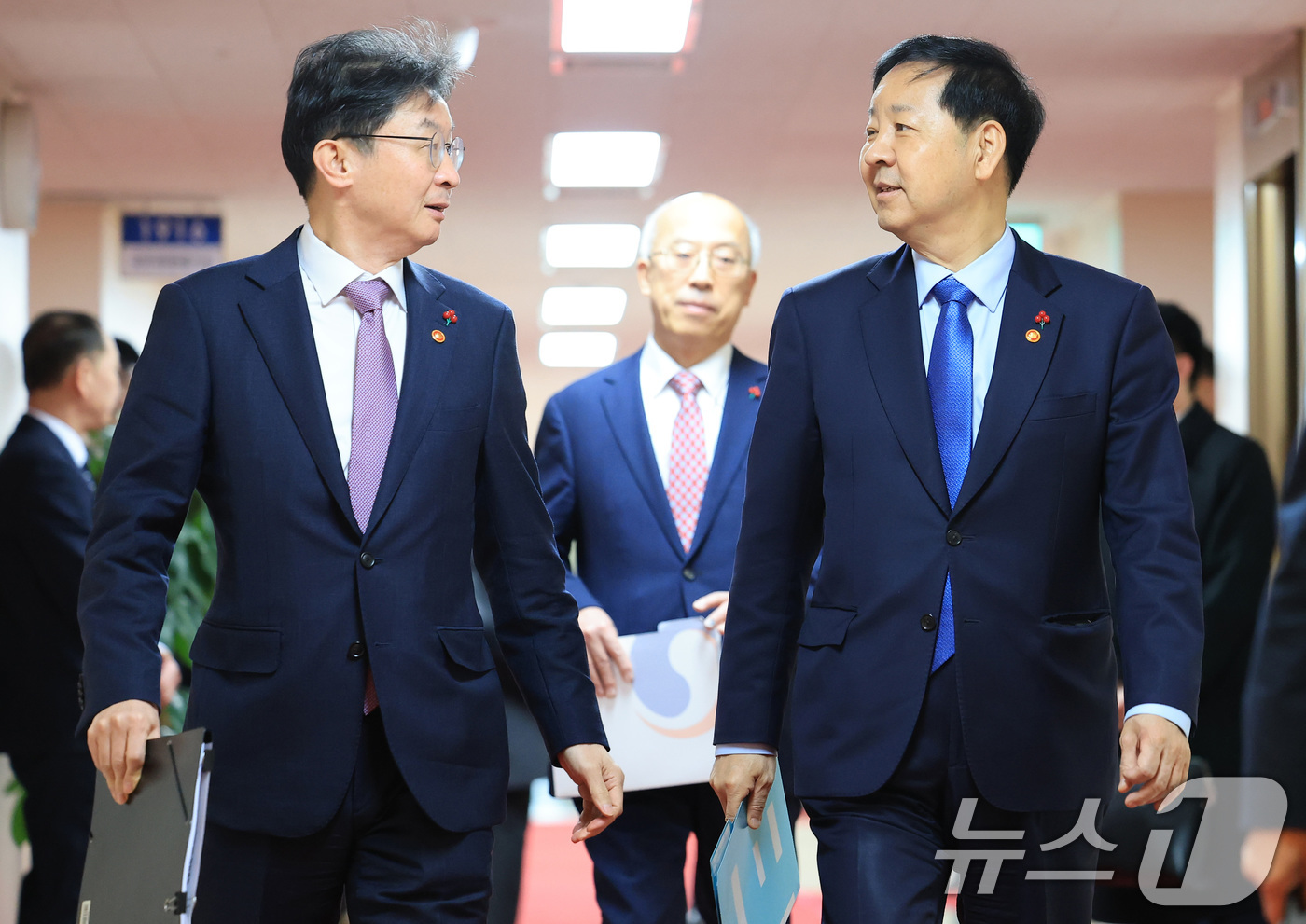 (서울=뉴스1) 임세영 기자 = 구윤철 경제부총리 겸 기획재정부 장관(오른쪽)과 이억원 금융위원장이 31일 서울 종로구 정부서울청사에서 열린 임시 국무회의에 참석하고 있다. 202 …