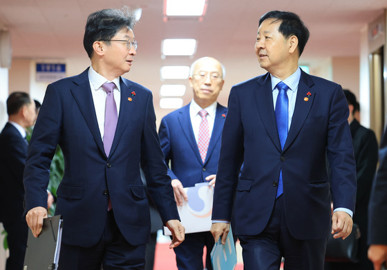 대화 나누는 구윤철 부총리·이억원 금융위원장