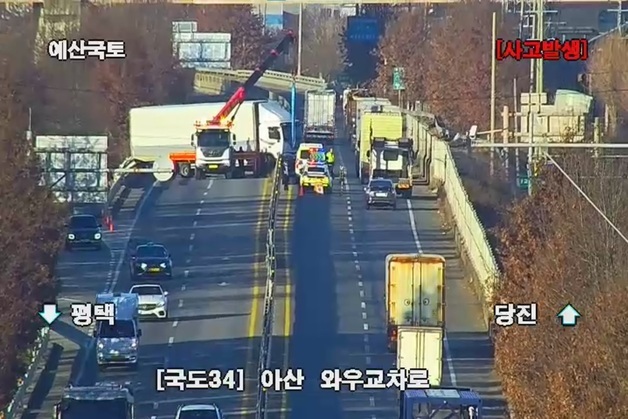 아산 영인면서 윙바디·덤프트럭 추돌…1명 이송