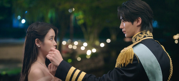 "보고싶었어요"…'21세기 대군부인' 아이유, 변우석에 거침없는 직진