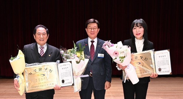 부산 '기장군 장인'에 이용 부문 윤영하·미용 부문 이미화씨