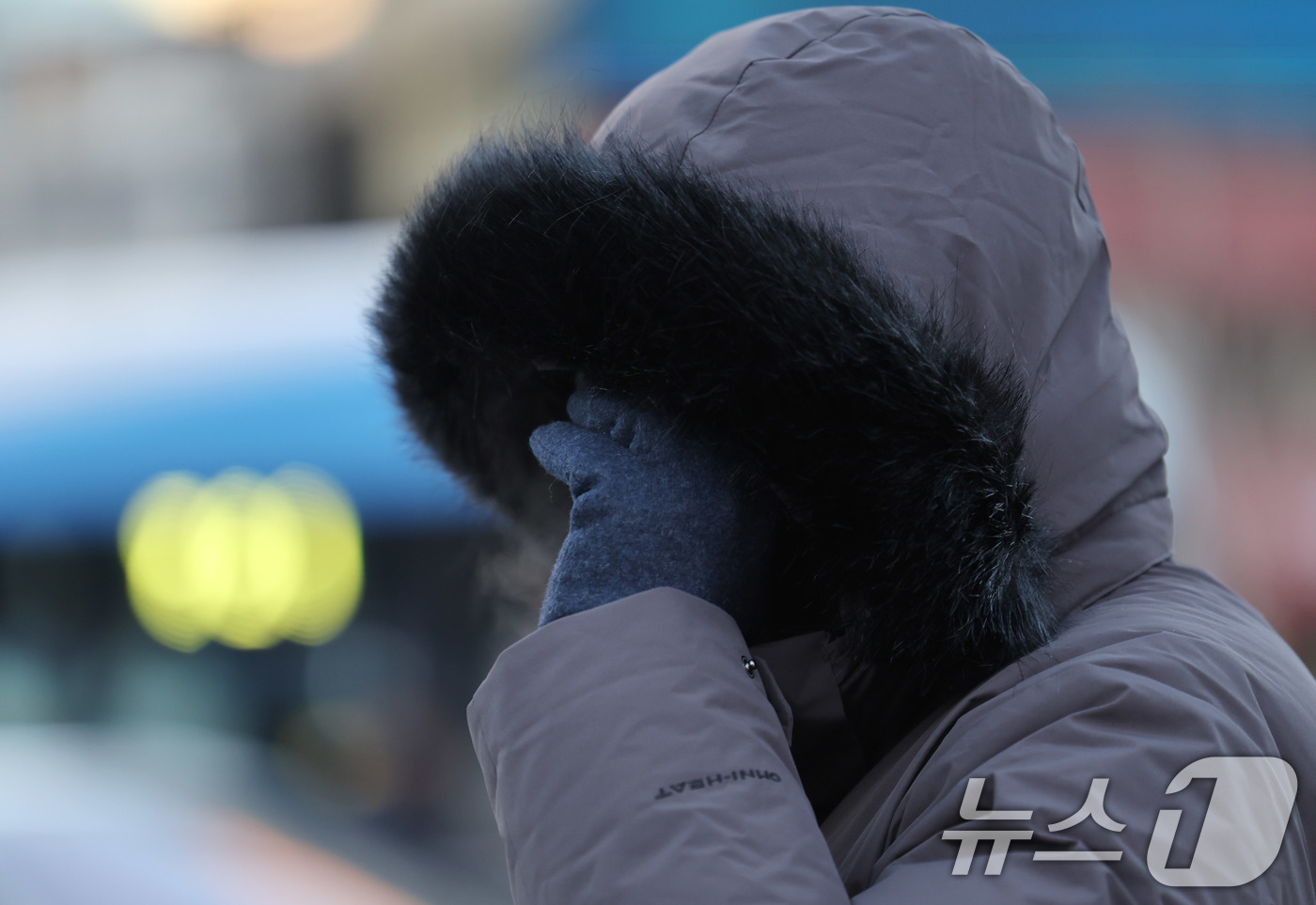 (서울=뉴스1) 박지혜 기자 = 영하권의 강추위가 이어진 31일 서울 광화문네거리에서 움츠린 시민이 2025년 마지막 출근길에 나서고 있다. 2025.12.31/뉴스1