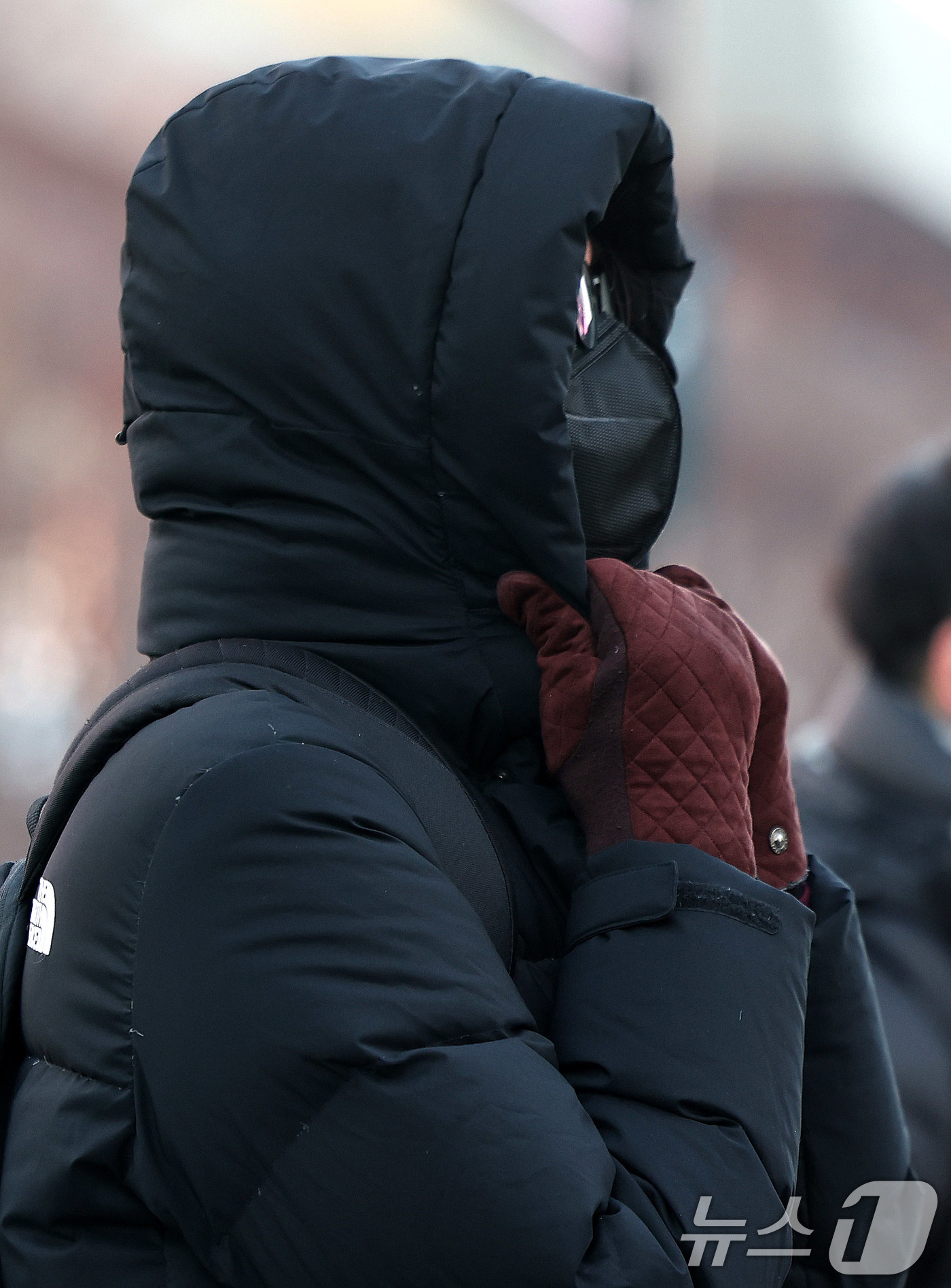 (서울=뉴스1) 박지혜 기자 = 영하권의 강추위가 이어진 31일 서울 광화문네거리에서 움츠린 시민이 2025년 마지막 출근길에 나서고 있다. 2025.12.31/뉴스1