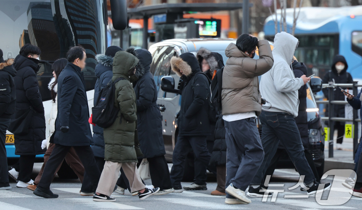 (서울=뉴스1) 박지혜 기자 = 영하권의 강추위가 이어진 31일 서울 광화문네거리에서 움츠린 시민들이 2025년 마지막 출근길에 나서고 있다. 2025.12.31/뉴스1