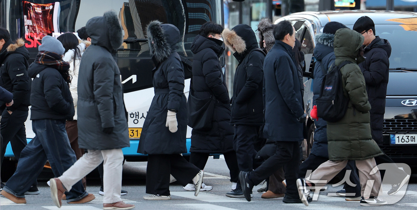 (서울=뉴스1) 박지혜 기자 = 영하권의 강추위가 이어진 31일 서울 광화문네거리에서 움츠린 시민들이 2025년 마지막 출근길에 나서고 있다. 2025.12.31/뉴스1