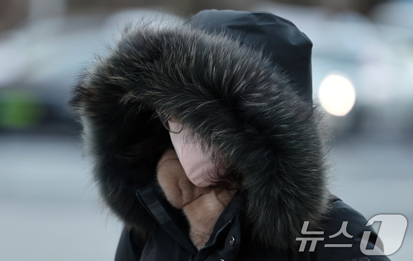 본문 이미지 - 영하권의 강추위가 이어진 31일 서울 광화문네거리에서 움츠린 시민이 2025년 마지막 출근길에 나서고 있다. 2025.12.31/뉴스1 ⓒ News1 박지혜 기자