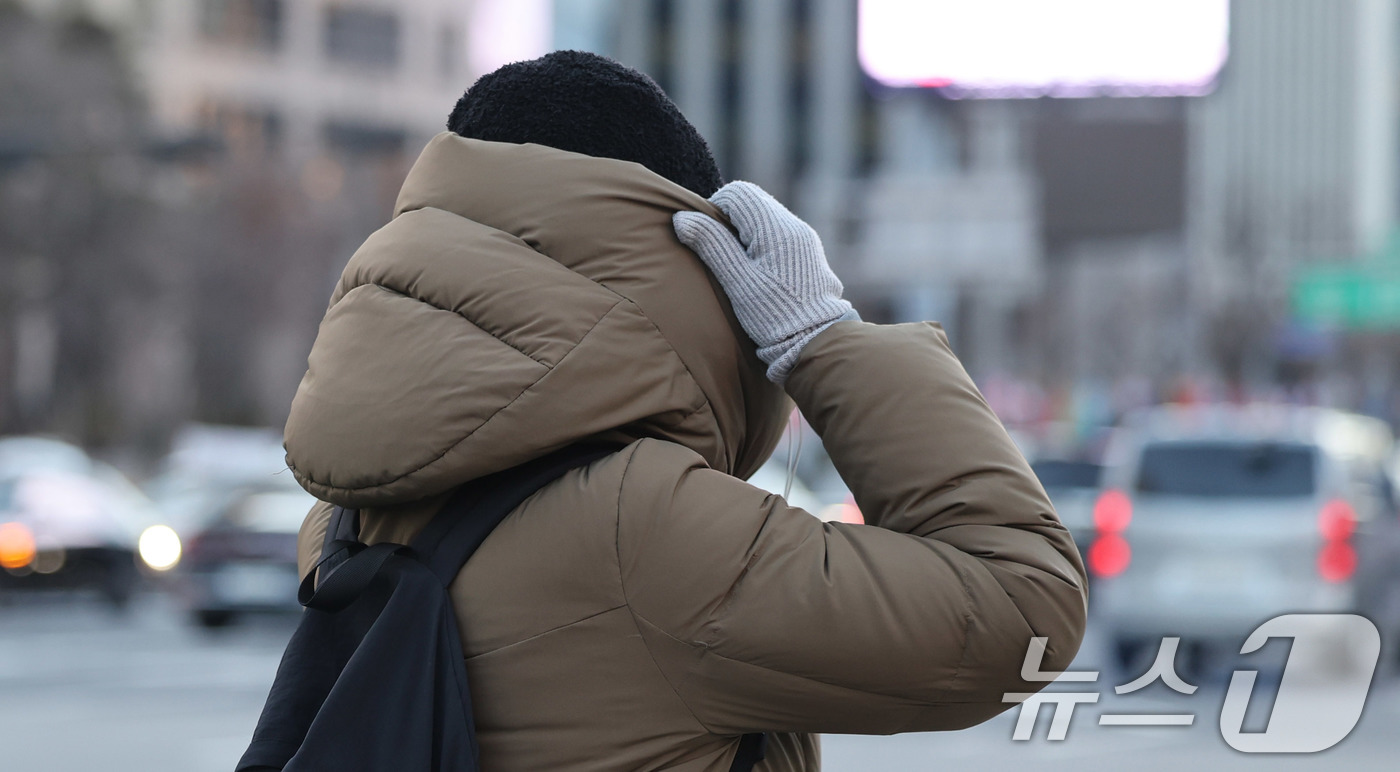 (서울=뉴스1) 박지혜 기자 = 영하권의 강추위가 이어진 31일 서울 광화문네거리에서 움츠린 시민이 2025년 마지막 출근길에 나서고 있다. 2025.12.31/뉴스1