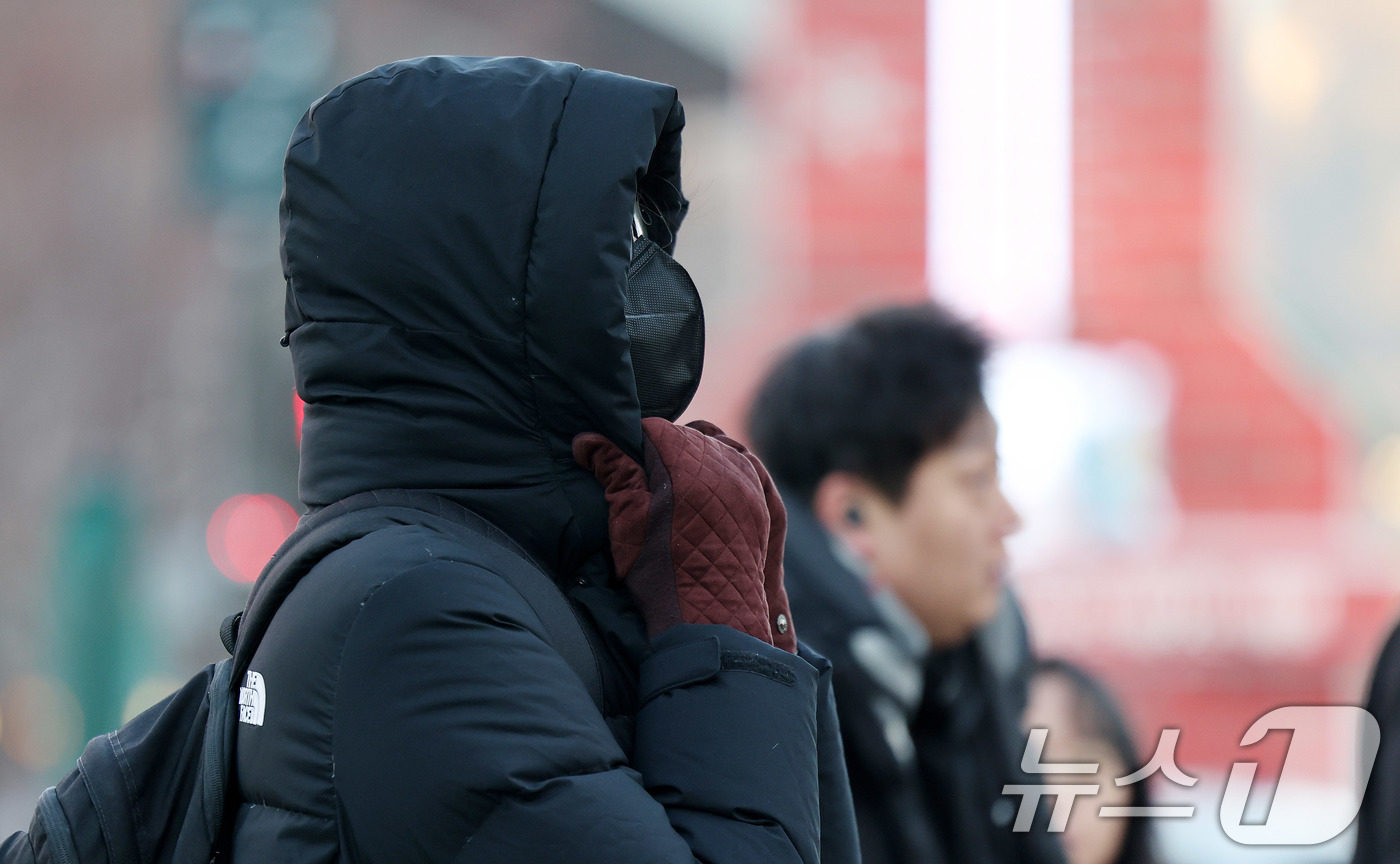 (서울=뉴스1) 박지혜 기자 = 영하권의 강추위가 이어진 31일 서울 광화문네거리에서 움츠린 시민이 2025년 마지막 출근길에 나서고 있다. 2025.12.31/뉴스1