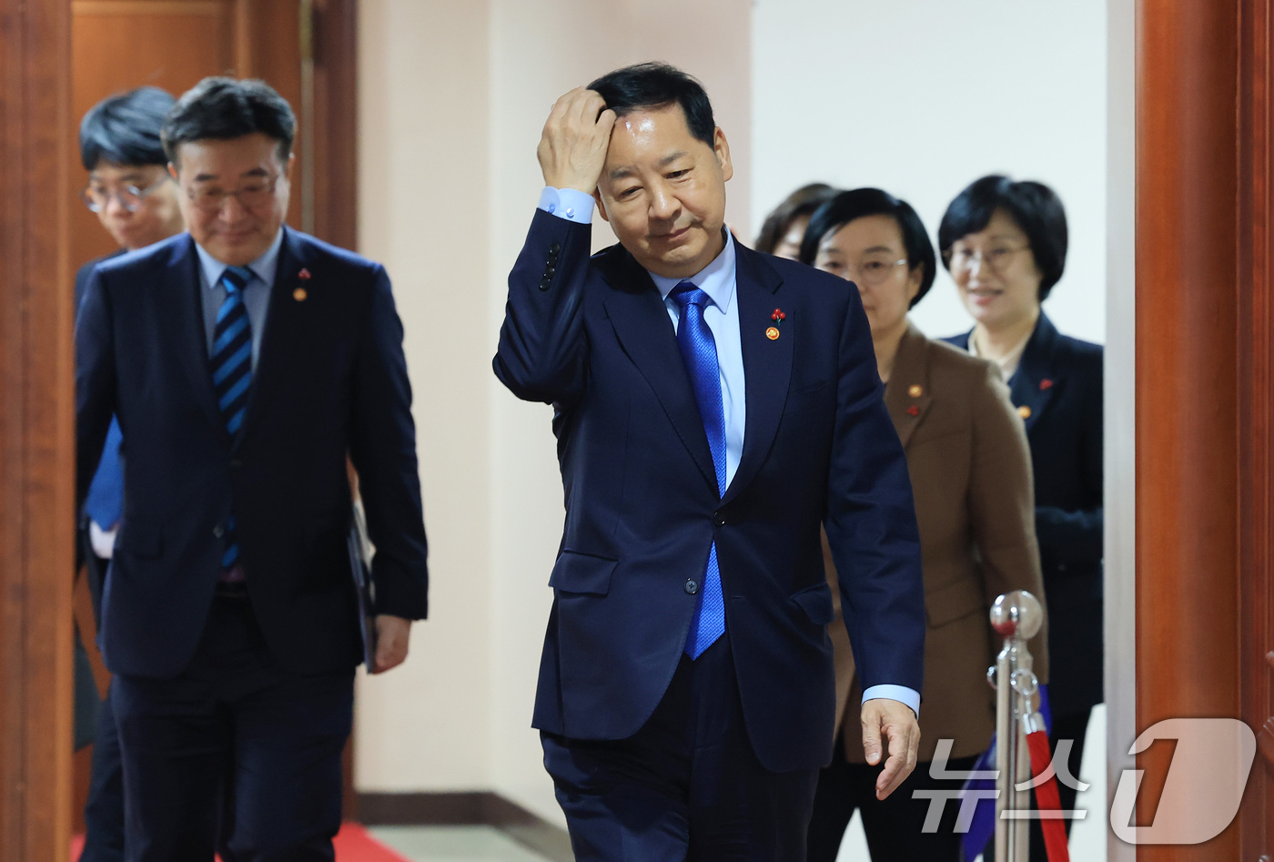 (서울=뉴스1) 임세영 기자 = 구윤철 경제부총리 겸 기획재정부 장관이 31일 서울 종로구 정부서울청사에서 열린 경제관계장관회의 겸 성장전략 TF에 참석하고 있다. 2025.12. …