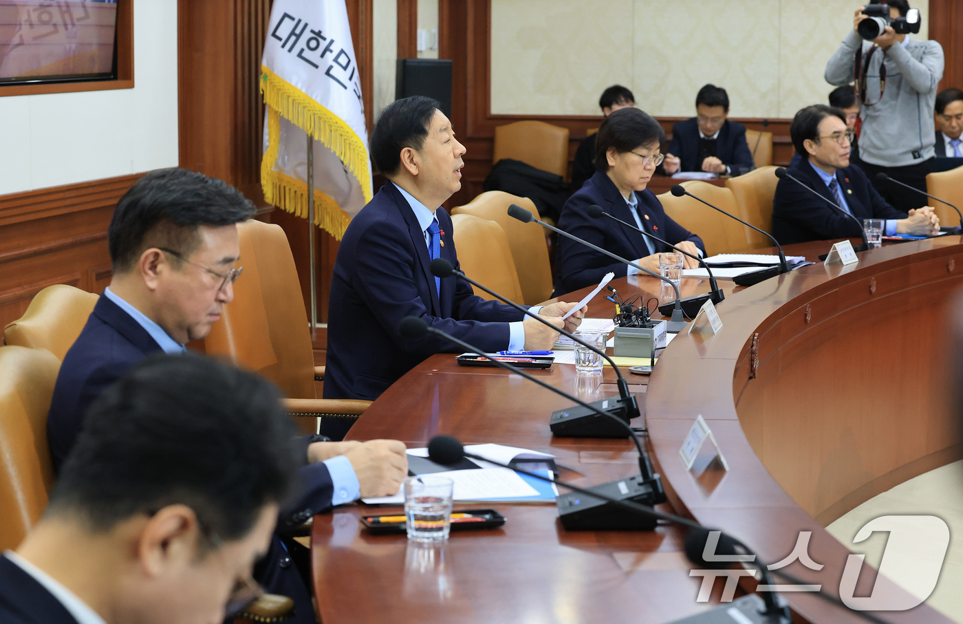 (서울=뉴스1) 임세영 기자 = 구윤철 경제부총리 겸 기획재정부 장관이 31일 서울 종로구 정부서울청사에서 열린 경제관계장관회의 겸 성장전략 TF에서 모두발언을 하고 있다. 202 …