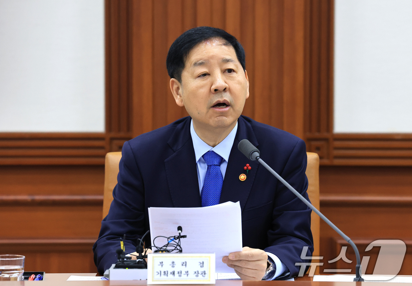 (서울=뉴스1) 임세영 기자 = 구윤철 경제부총리 겸 기획재정부 장관이 31일 서울 종로구 정부서울청사에서 열린 경제관계장관회의 겸 성장전략 TF에서 모두발언을 하고 있다. 202 …