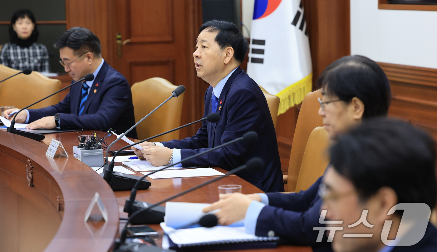 (서울=뉴스1) 임세영 기자 = 구윤철 경제부총리 겸 기획재정부 장관이 31일 서울 종로구 정부서울청사에서 열린 경제관계장관회의 겸 성장전략 TF에서 모두발언을 하고 있다. 202 …