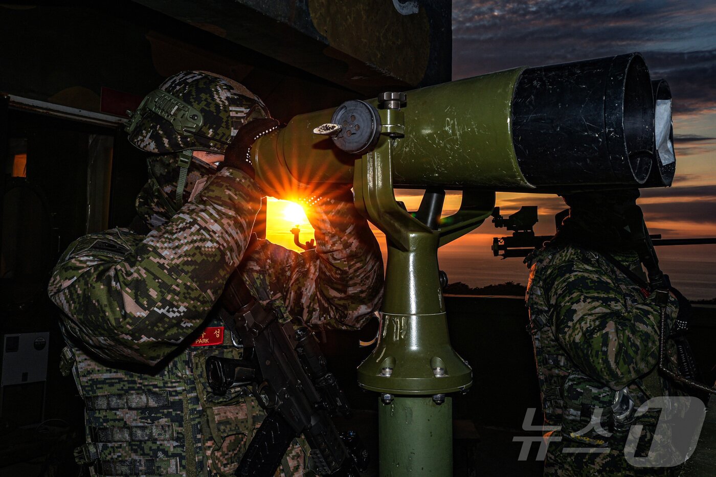 본문 이미지 - 지난 22일 서해 최전방 말도에서 해병대 장병들이 일몰 시간 해안경계작전 임무를 수행하고 있다. (해병대사령부 제공. 재판매 및 DB 금지) 2025.12.31/뉴스1