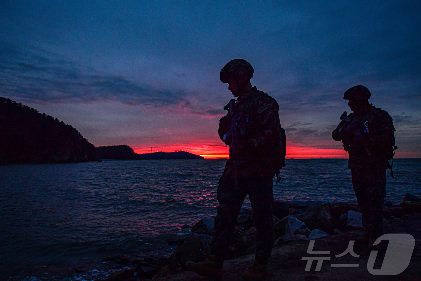 (서울=뉴스1) = 지난 23일 서해 최전방 말도에서 해병대 장병들이 일출 시간 해안경계작전 임무(수제선 정찰)를 수행하고 있다. (해병대사령부 제공. 재판매 및 DB 금지) 20 …