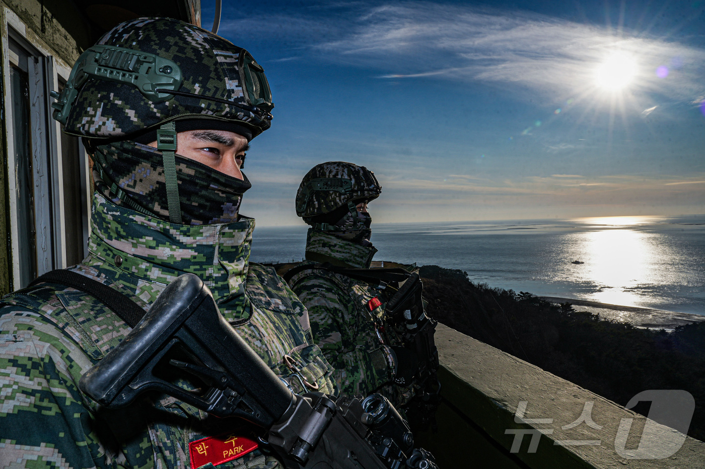 (서울=뉴스1) = 지난 22일 서해 최전방 말도에서 해병대 장병들이 해안경계작전 간 전방을 주시하고 있다. (해병대사령부 제공. 재판매 및 DB 금지) 2025.12.31/뉴스1 …