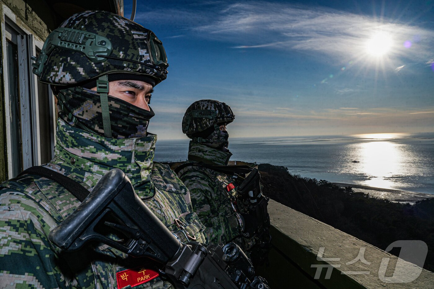 본문 이미지 - 지난 22일 서해 최전방 말도에서 해병대 장병들이 해안경계작전 간 전방을 주시하고 있다. (해병대사령부 제공. 재판매 및 DB 금지) 2025.12.31/뉴스1