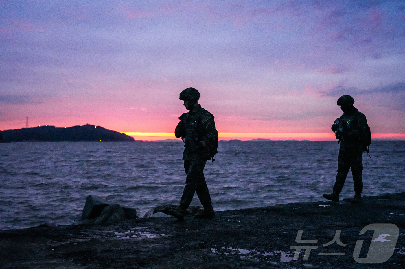 (서울=뉴스1) = 지난 23일 서해 최전방 말도에서 해병대 장병들이 일출 시간 해안경계작전 임무(수제선 정찰)를 수행하고 있다. (해병대사령부 제공. 재판매 및 DB 금지)  2 …