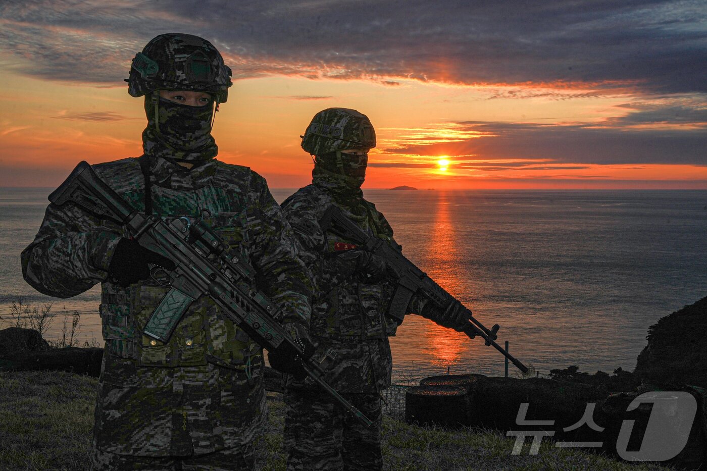 본문 이미지 - 지난 22일 서해 최전방 말도에서 해병대 장병들이 일몰 시간 해안경계작전 임무를 수행하고 있다. (해병대사령부 제공. 재판매 및 DB 금지) 2025.12.31/뉴스1