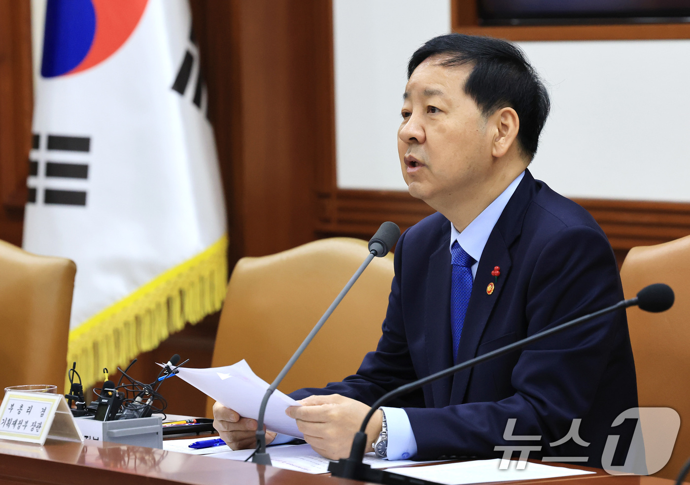 (서울=뉴스1) 임세영 기자 = 구윤철 경제부총리 겸 기획재정부 장관이 31일 서울 종로구 정부서울청사에서 열린 경제관계장관회의 겸 성장전략 TF에서 모두발언을 하고 있다. 202 …