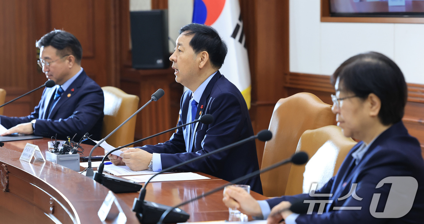 (서울=뉴스1) 임세영 기자 = 구윤철 경제부총리 겸 기획재정부 장관이 31일 서울 종로구 정부서울청사에서 열린 경제관계장관회의 겸 성장전략 TF에서 모두발언을 하고 있다. 202 …