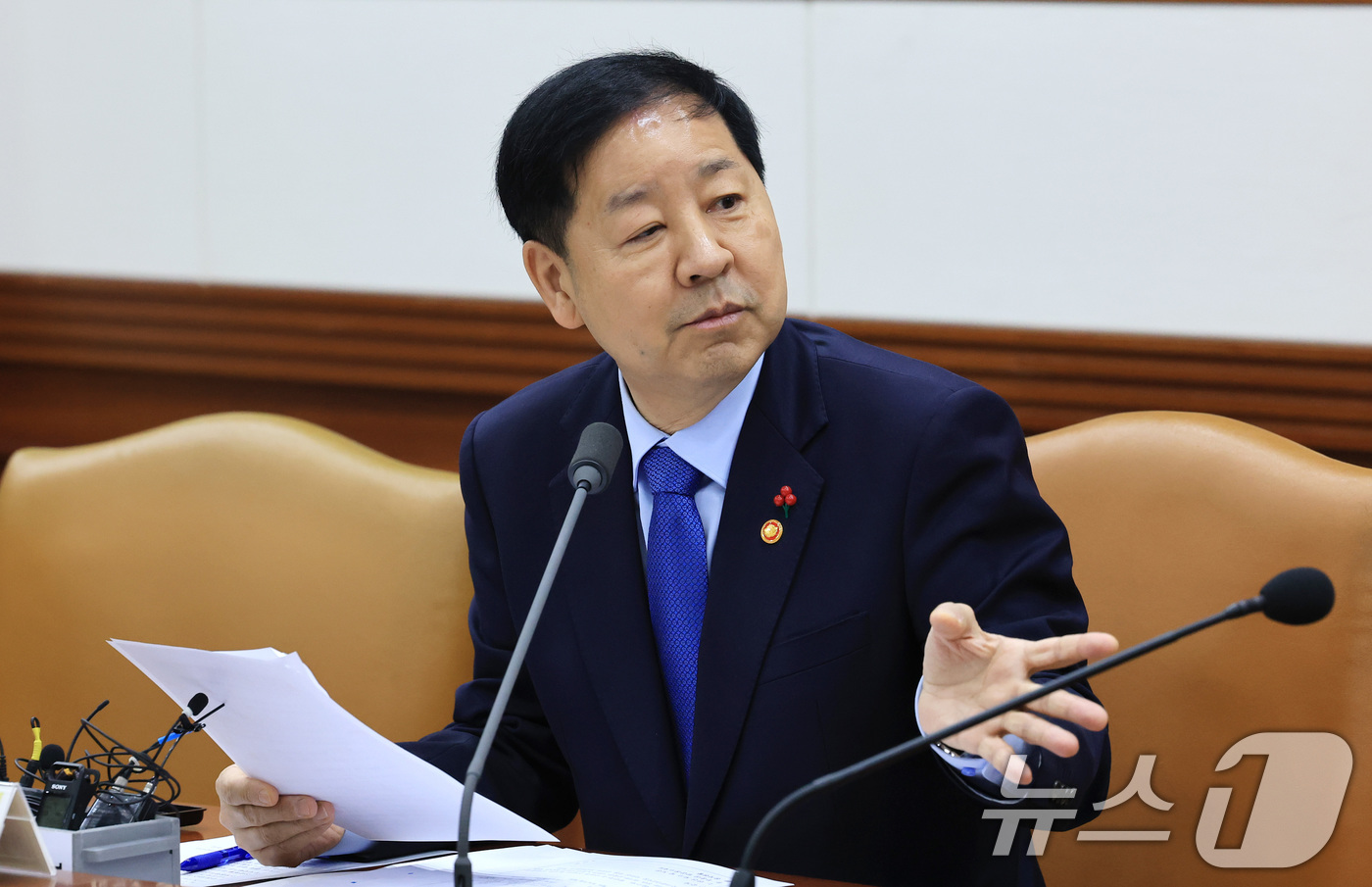 (서울=뉴스1) 임세영 기자 = 구윤철 경제부총리 겸 기획재정부 장관이 31일 서울 종로구 정부서울청사에서 열린 경제관계장관회의 겸 성장전략 TF에서 모두발언을 하고 있다. 202 …