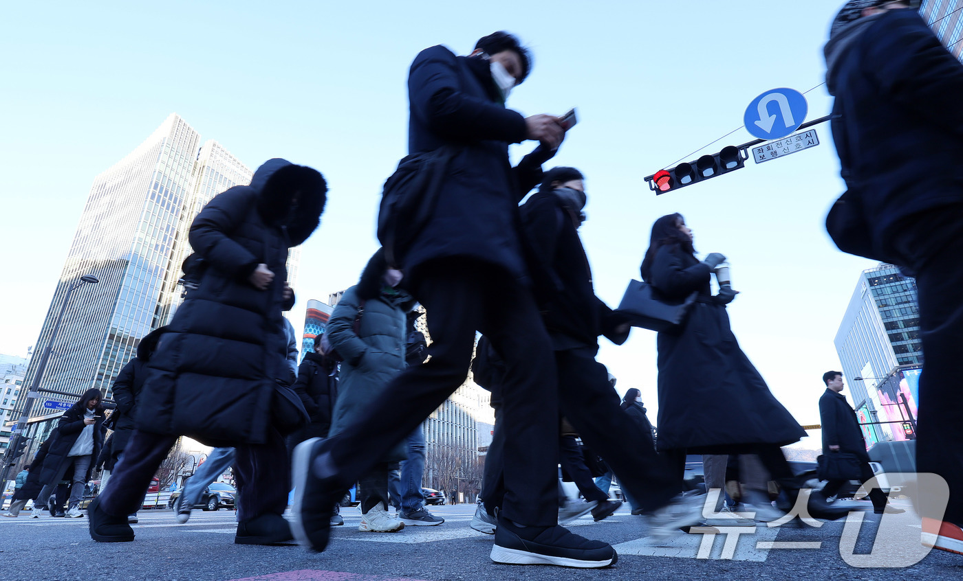 (서울=뉴스1) 박지혜 기자 = 영하권의 강추위가 이어진 31일 서울 광화문네거리에서 움츠린 시민들이 2025년 마지막 출근길에 나서고 있다. 2025.12.31/뉴스1