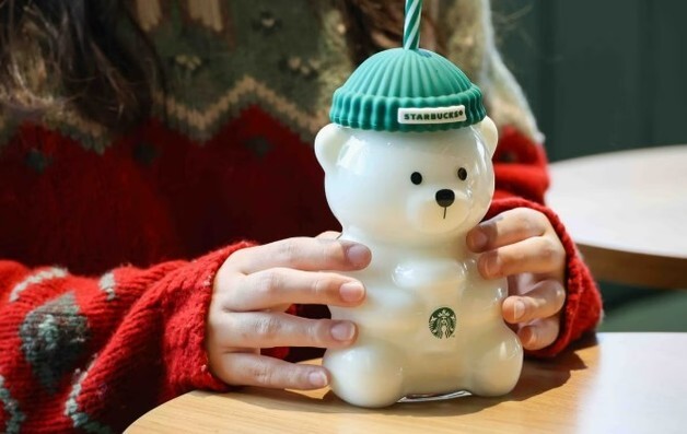 美서 난리난 스타벅스 '곰돌이컵'…3배 웃돈에도 품귀