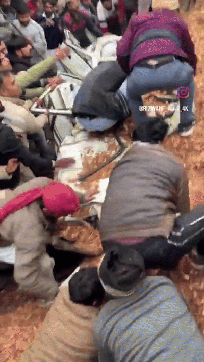 본문 이미지 - 사고 직후 트럭에 깔린 SUV 운전자를 구조하려고 시민들이 나섰다. (출처=소셜미디어 엑스(X))