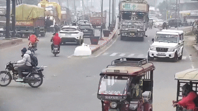 무리한 차선변경 참혹 결말…달려오던 대형트럭 깔려 운전자 사망