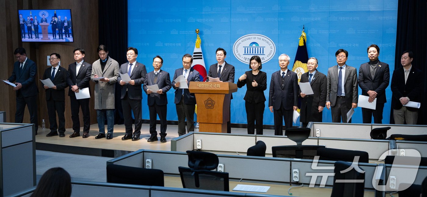 (서울=뉴스1) 유승관 기자 = 더불어민주당 정치검찰 조작기소대응 특별위원회 위원들이 31일 서울 여의도 국회 소통관에서 이재명 대통령 사건 공소취소 촉구 기자회견을 하고 있다. …