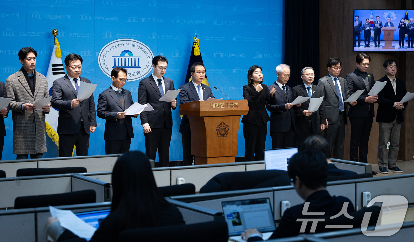 (서울=뉴스1) 유승관 기자 = 더불어민주당 정치검찰 조작기소대응 특별위원회 위원들이 31일 서울 여의도 국회 소통관에서 이재명 대통령 사건 공소취소 촉구 기자회견을 하고 있다. …