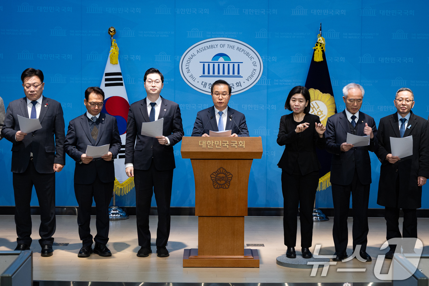 (서울=뉴스1) 유승관 기자 = 더불어민주당 정치검찰 조작기소대응 특별위원회 위원들이 31일 서울 여의도 국회 소통관에서 이재명 대통령 사건 공소취소 촉구 기자회견을 하고 있다. …