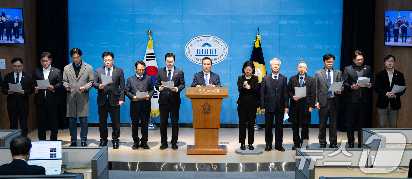 (서울=뉴스1) 유승관 기자 = 더불어민주당 정치검찰 조작기소대응 특별위원회 위원들이 31일 서울 여의도 국회 소통관에서 이재명 대통령 사건 공소취소 촉구 기자회견을 하고 있다. …