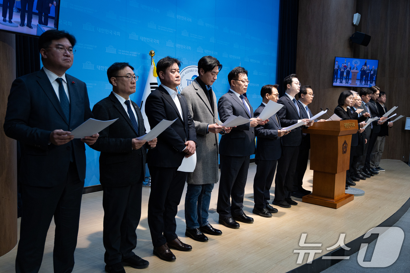 (서울=뉴스1) 유승관 기자 = 더불어민주당 정치검찰 조작기소대응 특별위원회 위원들이 31일 서울 여의도 국회 소통관에서 이재명 대통령 사건 공소취소 촉구 기자회견을 하고 있다. …