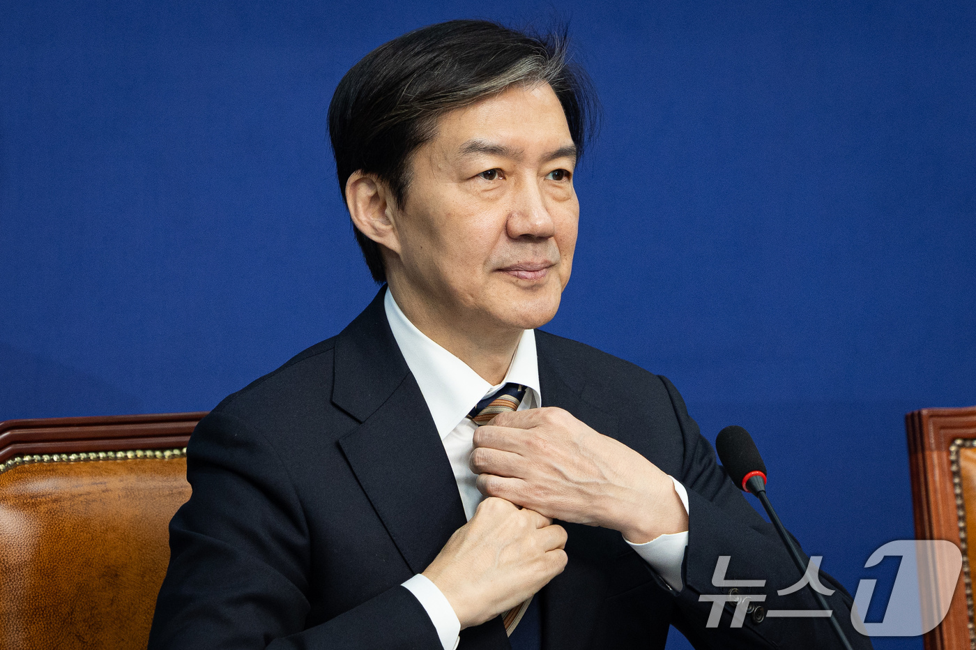 (서울=뉴스1) 유승관 기자 = 조국 조국혁신당 대표가 31일 서울 여의도 국회에서 열린 '끝가지 간다' 특별위원회 회의에서 넥타이를 고쳐 매고 있다. 2025.12.31/뉴스1