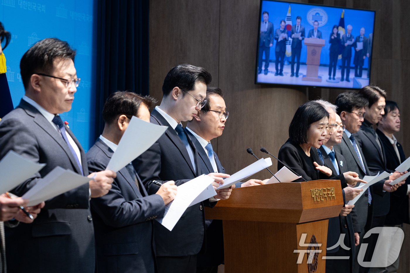 (서울=뉴스1) 유승관 기자 = 더불어민주당 정치검찰 조작기소대응 특별위원회 위원들이 31일 서울 여의도 국회 소통관에서 이재명 대통령 사건 공소취소 촉구 기자회견을 하고 있다. …