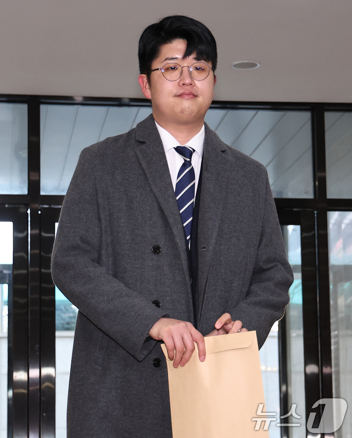 (서울=뉴스1) 구윤성 기자 = '쿠팡 블랙리스트'를 폭로한 공익 제보자 김준호 씨가 31일 오전 서울 서초구 관봉권·쿠팡 상설특검팀 사무실에서 참고인 조사를 받기 위해 출석하고 …