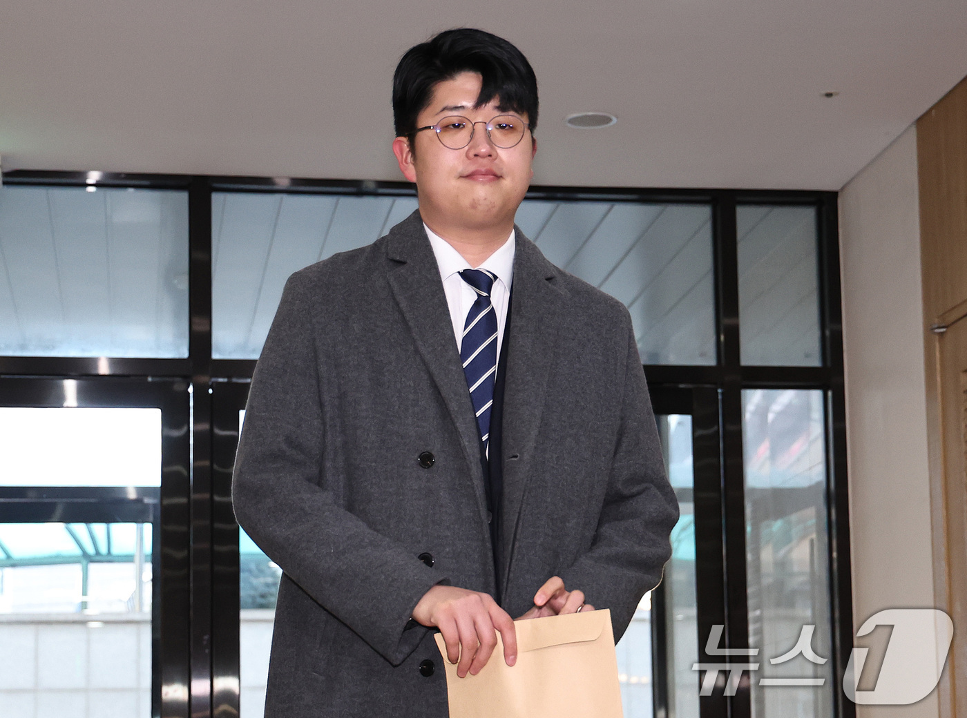 (서울=뉴스1) 구윤성 기자 = '쿠팡 블랙리스트'를 폭로한 공익 제보자 김준호 씨가 31일 오전 서울 서초구 관봉권·쿠팡 상설특검팀 사무실에서 참고인 조사를 받기 위해 출석하고 …