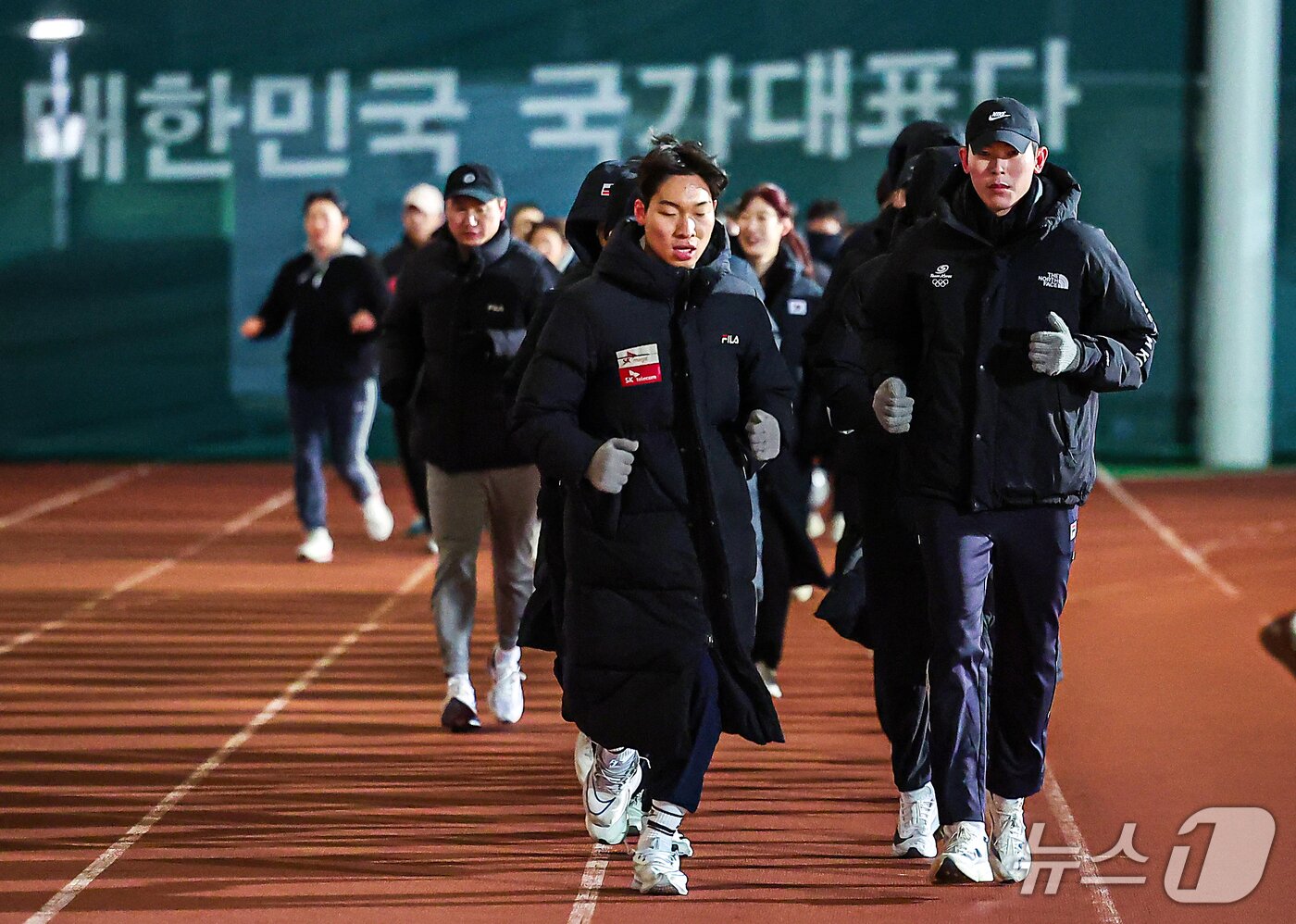 본문 이미지 - 펜싱 국가대표 선수들이 진천선수촌에서 이른 아침부터 운동을 하고 있다. /뉴스1 ⓒ 뉴스1 김진환 기자