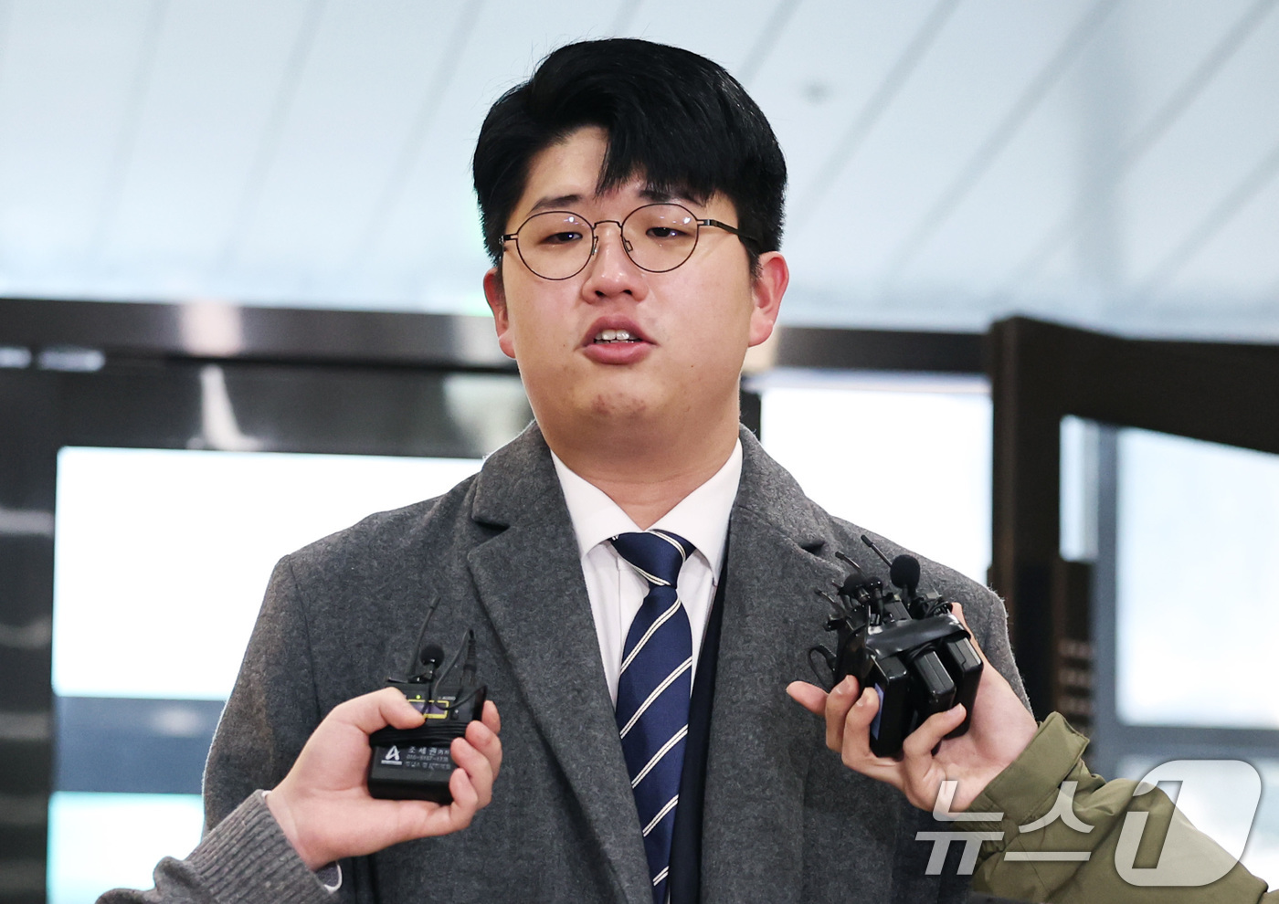 (서울=뉴스1) 구윤성 기자 = '쿠팡 블랙리스트'를 폭로한 공익 제보자 김준호 씨가 31일 오전 서울 서초구 관봉권·쿠팡 상설특검팀 사무실에서 참고인 조사를 받기 위해 출석, 취 …